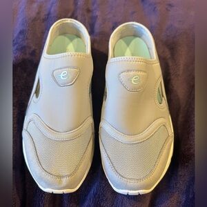 Easy Spirit Sz 8W slip -Lt. Gray